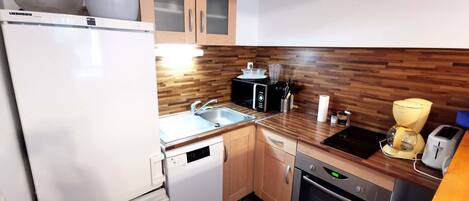 Refrigerador, microondas, horno, placa de cocina