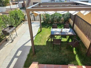 Outdoor dining - Holiday Home 500m from Beach - BBQ, WiFi, A/C, Parking (Sant Pere Pescador)