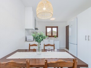 Dining - Holiday Home 500m from Beach - BBQ, WiFi, A/C, Parking (Sant Pere Pescador)
