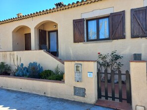 Exterior - Holiday Home 500m from Beach - BBQ, WiFi, A/C, Parking (Sant Pere Pescador)