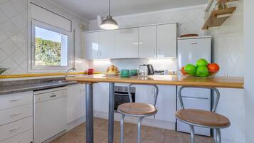 Refrigerador, microondas, horno, placa de cocina