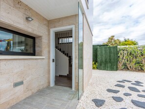 Exterior detail - Modern Villa with Pool, AC, WiFi, BBQ, and Parking in Sant Pere Pescador (Sant Pere Pescador)