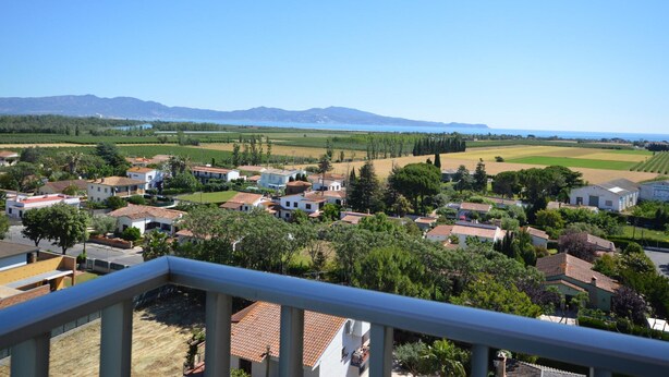 A residential area with houses, a clear sky, and distant mountains. - Apt 6 People, Parking, Air Con, Stunning View (Sant Pere Pescador)