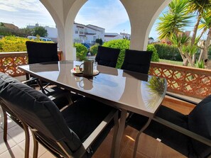 Outdoor dining - Spacious Costa Brava Home: BBQ, WiFi, Parking, Near Beach, Sleeps 7 (Sant Pere Pescador)