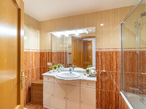 Bathroom - Charming 3BR House with Private Pool, BBQ, and Wifi in Tranquil Costa Brava (L'Armentera)