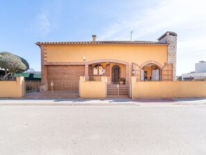Exterior - Charming 3BR House with Private Pool, BBQ, and Wifi in Tranquil Costa Brava (L'Armentera)