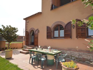 Outdoor dining - Charming 3BR House with Private Pool, BBQ, and Wifi in Tranquil Costa Brava (L'Armentera)