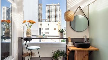 Deluxe Studio, 1 Queen Bed, River View | Terrace/patio