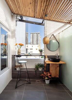 Deluxe studio, 1 queensize bed, uitzicht op rivier | Terras