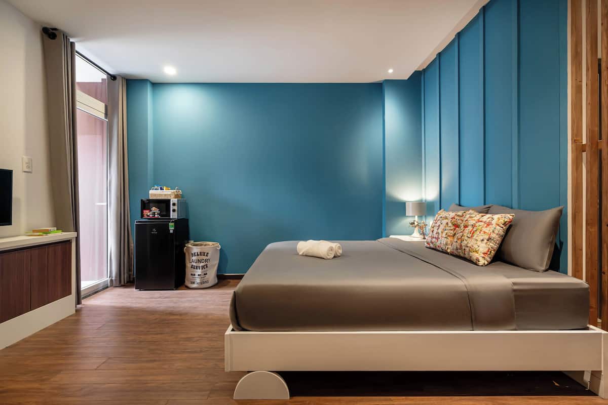 Studio Deluxe - 1 queensize-säng - utsikt mot innergården | Gratis produkter i minibar, ljudisolering och strykjärn/strykbräda