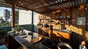 Eine moderne Küche mit Holzschnitzereien, einer großen Kochinsel mit Spüle und Blick auf die Stadt.