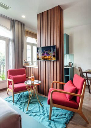 Suíte estúdio design, 1 cama Queen, para não fumantes, vista para a cidade | Frigobar (abastecido com itens grátis), quartos à prova de som