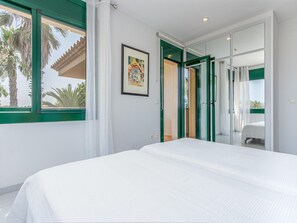 4 bedrooms, free WiFi - Beachfront House: Pool, A/C, Wi-Fi, BBQ, Garden, Sleeps 8, Parking (Sant Pere Pescador)