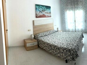 3 bedrooms, free WiFi - Casa Cal Sabater - En pleno centro, bonita vista al rio, gran parking público delante, A.A., wifi. (Sant Pere Pescador)