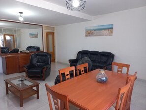 Interior - Casa Cal Sabater - En pleno centro, bonita vista al rio, gran parking público delante, A.A., wifi. (Sant Pere Pescador)