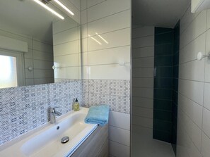 Hair dryer, towels - Renovated house with countryside view, terrace and garden in Coutansouze (Coutansouze)