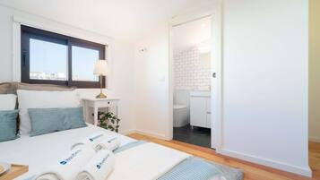 3 chambres, fer et planche à repasser, Wi-Fi, draps fournis