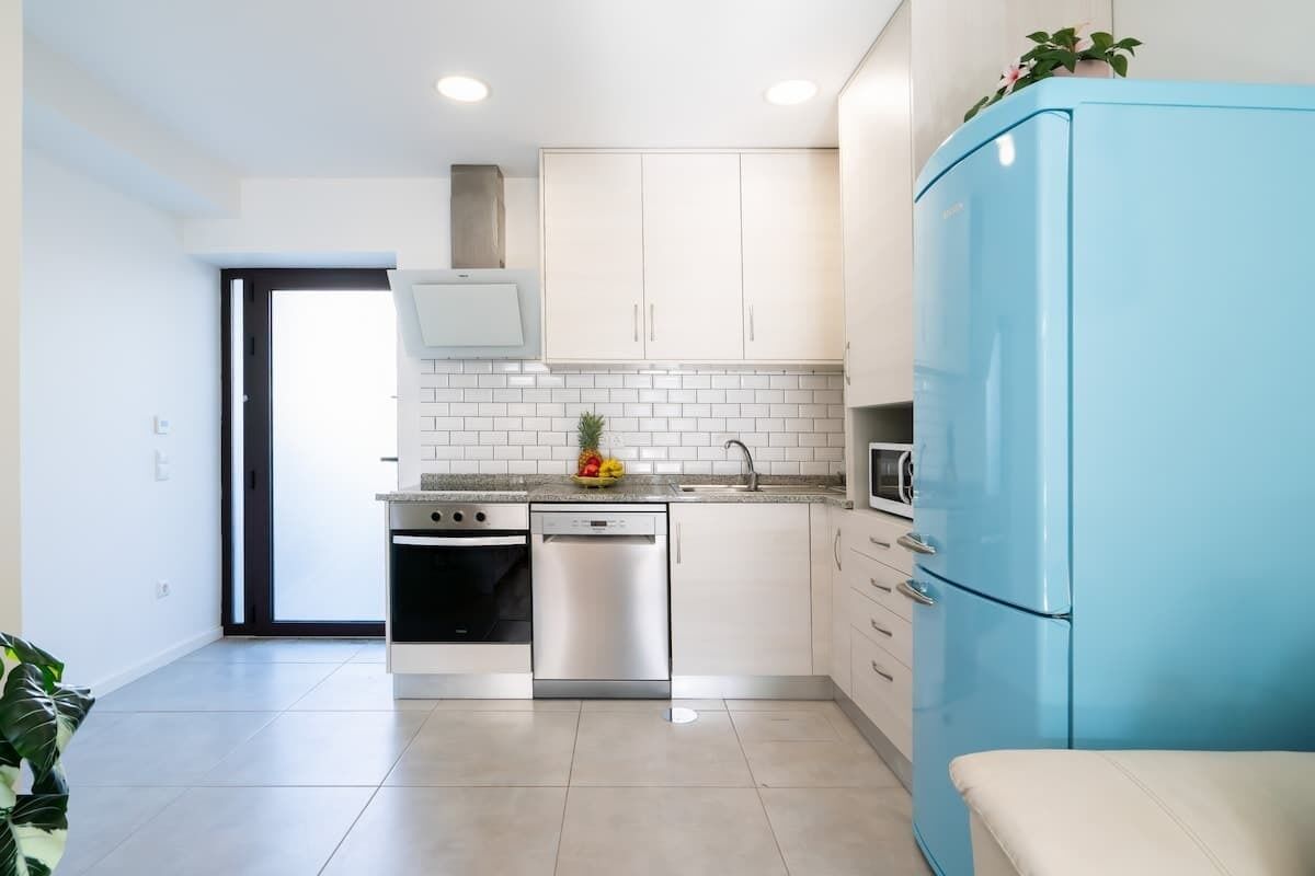 Frigorífico, microondas, horno y placa de cocina