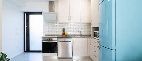 Frigorífico, microondas, horno y placa de cocina