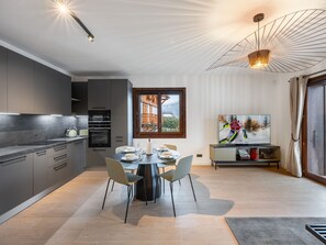 Fridge, oven, stovetop, toaster - Bright apartment near slopes with parking, pets allowed (Megève)