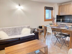 TV - T3 Apartment with Balcony and Large Terrace, Near Center and Ski-Bus, Parking Included (Samoëns)