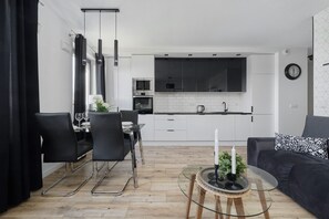 Microwave, dishwasher, electric kettle, cookware/dishes/utensils - Stylish & Spacious Apartment by Renters (Wroclaw)