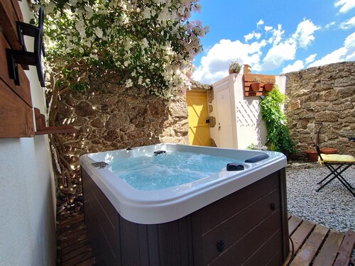 House in granite stone with a century old in center Portugal. Open Space.