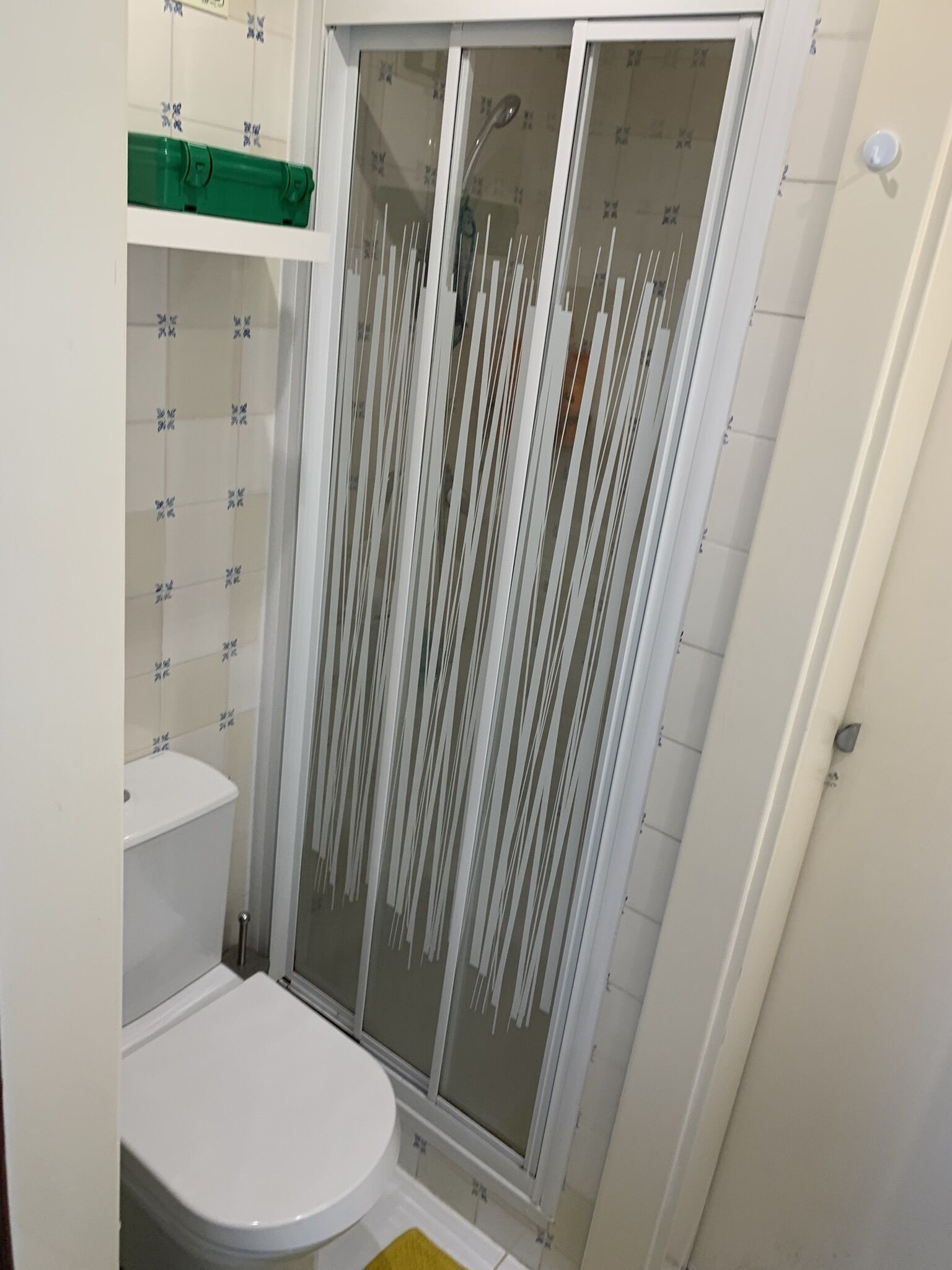 Une salle de bain comprenant des toilettes, un espace douche et un lavabo.