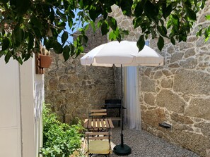 Outdoor dining - House in granite stone with a century old in center Portugal. Open Space. (Tinalhas)