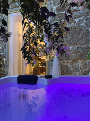 Outdoor spa tub - House in granite stone with a century old in center Portugal. Open Space. (Tinalhas)