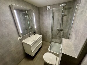 Apartamento standard | Banheiro | Chuveiro, secador de cabelo, toalhas de banho, sabonete