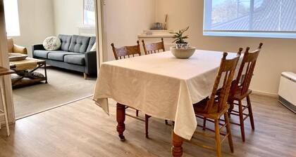 Stay in charming apartment in Grandview Building, Turvey Park. Free Wifi.