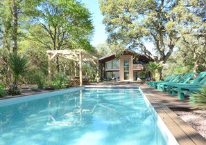 Et oppvarmet basseng