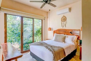 3 dormitorios, caja fuerte, escritorio y tabla de planchar con plancha