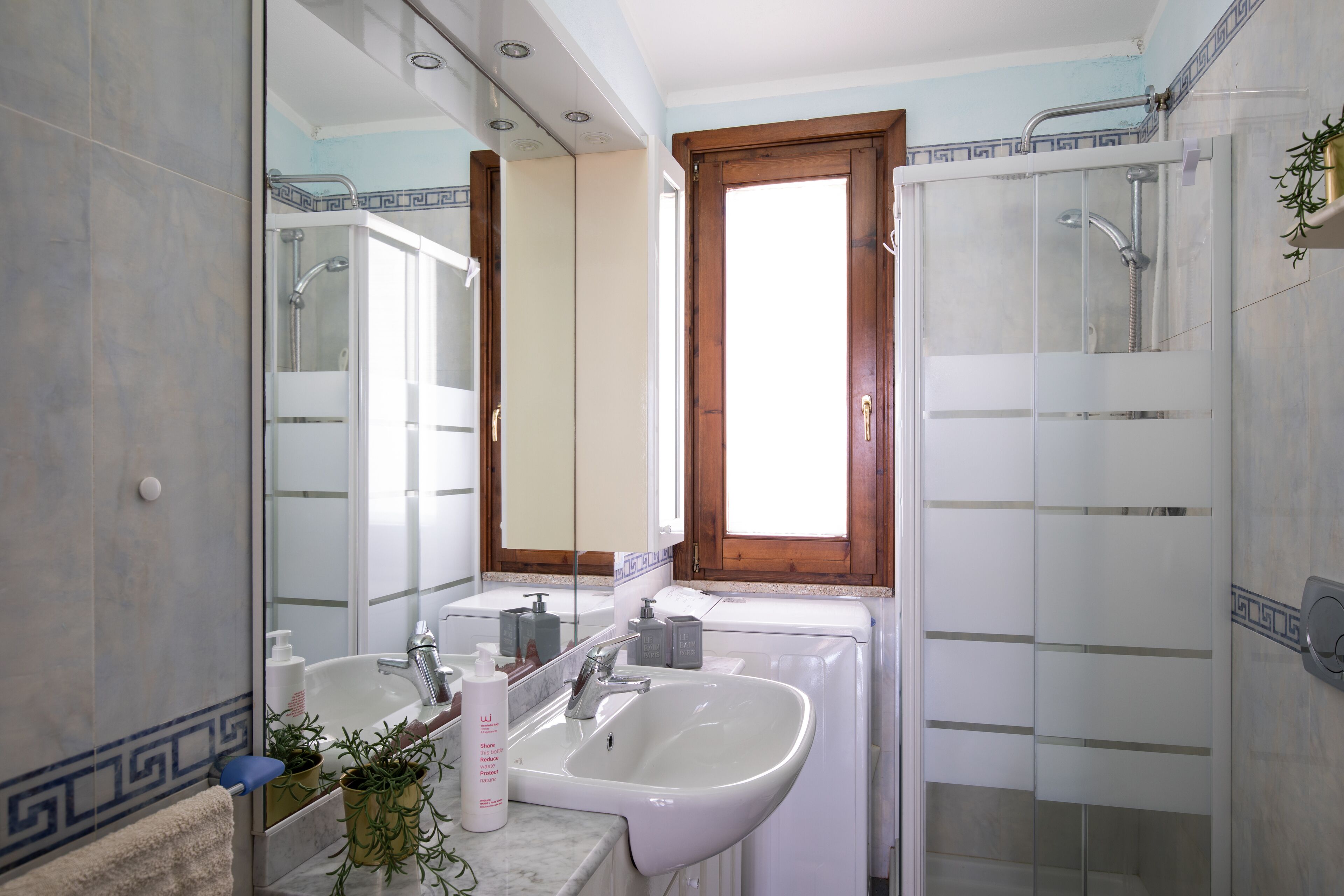 Villa exclusiva | Baño | Ducha, secador de pelo, bidé y toallas