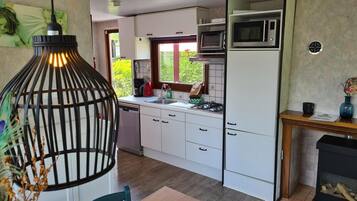 Een koelkast, een magnetron, een oven, een vaatwasser