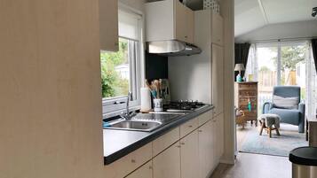 Een koelkast, een magnetron, een vaatwasser