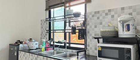 Geladeira, micro-ondas, talheres/pratos/utensílios de cozinha