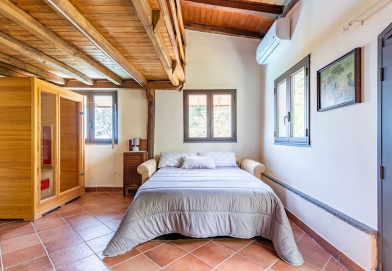 6 bedrooms, iron/ironing board, travel crib, WiFi