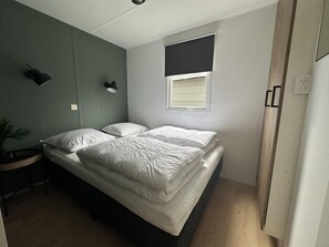 3 bedrooms, WiFi, bed sheets - This great compact chalet has three bedrooms and a covered terrace. It has its own passage to the playground. The chalet is therefore ideal for a family with (small) children! (Sint Maarten)