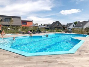 Pool - This great compact chalet has three bedrooms and a covered terrace. It has its own passage to the playground. The chalet is therefore ideal for a family with (small) children! (Sint Maarten)
