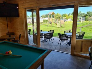Games room - This great compact chalet has three bedrooms and a covered terrace. It has its own passage to the playground. The chalet is therefore ideal for a family with (small) children! (Sint Maarten)