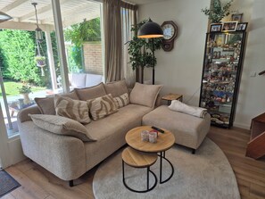 Smart TV, fireplace, DVD player - Beautiful recently renovated holiday home for 9 people (Sint Maarten)