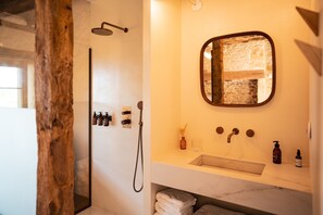 Suite | Baño | Amenidades de baño de diseñador, secadora de cabello, toallas, jabón 