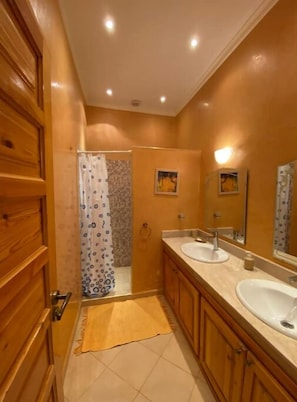 HandtĂŒcher, Seife, Toilettenpapier