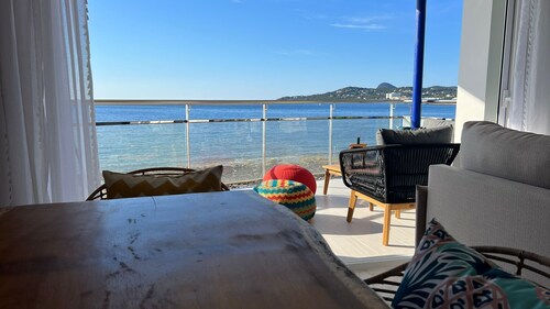 Upscale 3 bedroom front line sea with sunset view