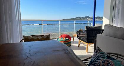 Upscale 3 bedroom front line sea with sunset view