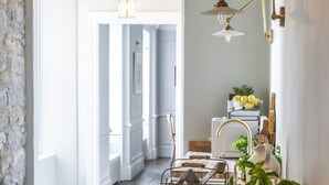 Una cocina moderna con encimera de madera, una cafetera y un bol de fruta.