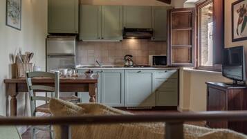 Frigorifero, microonde, piano cottura, lavastoviglie