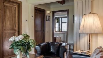 Télévision, baby-foot, table de tennis de table, livres